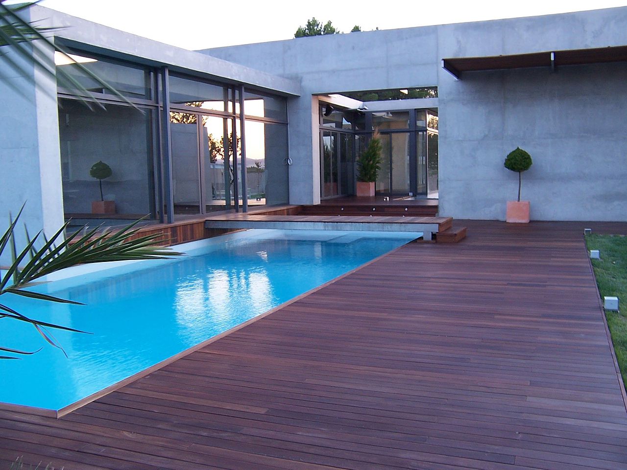 Suelos de parquet para jardin o piscina